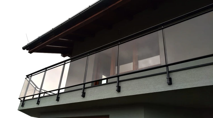 Balustrada z poręczą lakierowaną na czarno