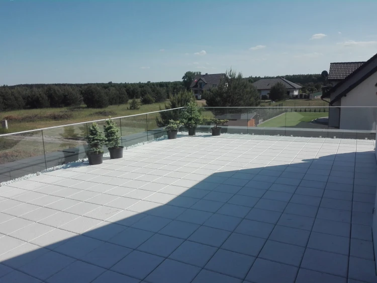 Balustrada szklana - system zacisków do podłogi