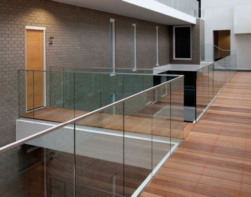 Balustrada samonośna szklana balkonowa - mocowanie boczne