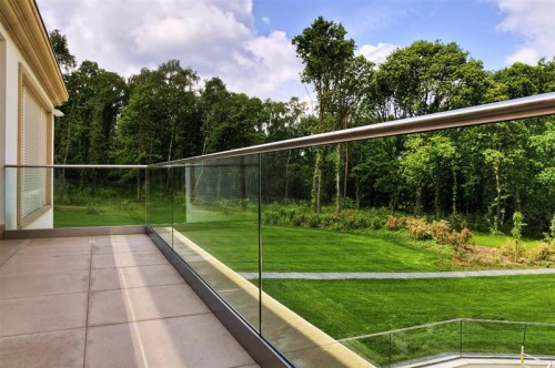 Balustrada samonośna szklana balkonowa z górnym pochwytem