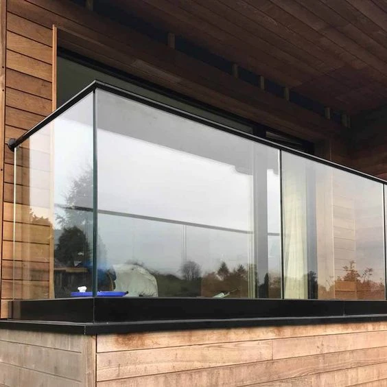 Balustrada szklana z górnym pochwytem kwadrat BLACK