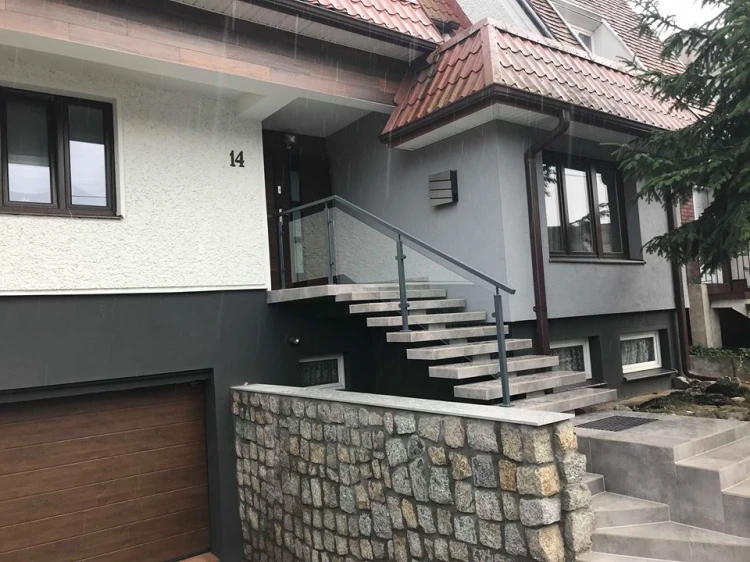 Balustrada schodowa słupki okrągłe ze szkłem, mocowanie do boku