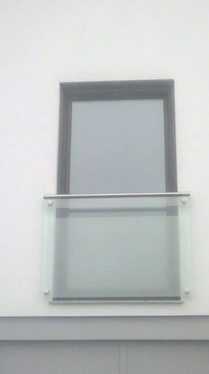 balkon francuski z poręczą
