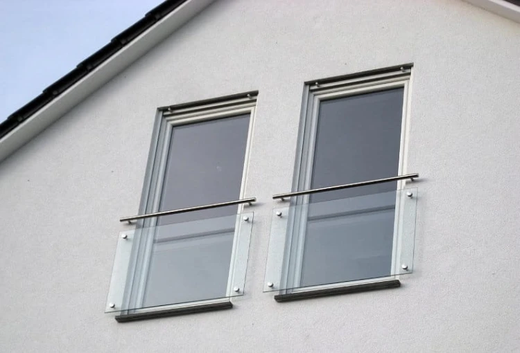 balkon francuski z poręczą