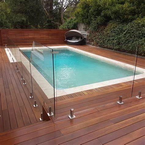 balustrady przy basenie.jpg