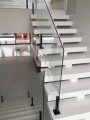 Balustrada szklana schodowa - system zacisków do podłogi