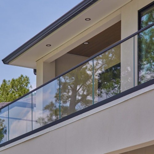 Balustrada szklana TIOMO w listwie dolnej SALE z porecza