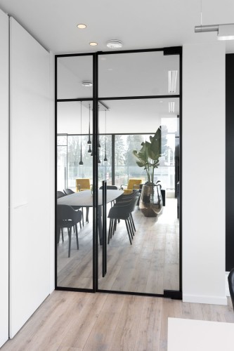 Ściana szklana z drzwiami wahadłowymi okucia czarne loftowe