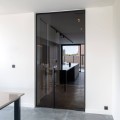 Ściana szklana z drzwiami wahadłowymi okucia czarne loftowe