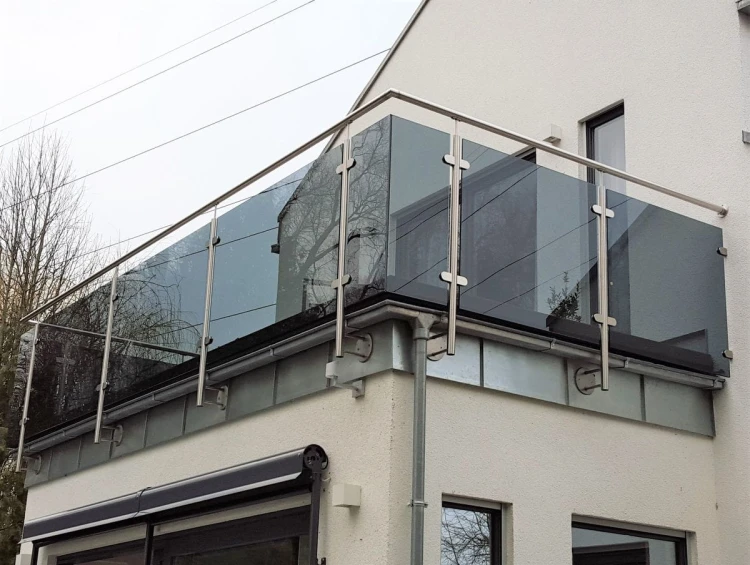 Balustrada GRAFTON nierdzewna ze szkłem do boku
