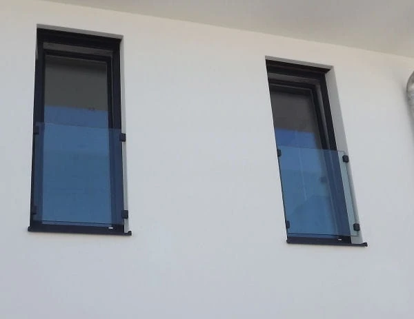Balustrada na balkon francuski we wnęce