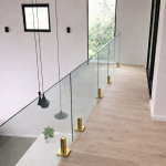 Balustrada szklana SPIGOT złote uchwyty na balkon taras schody