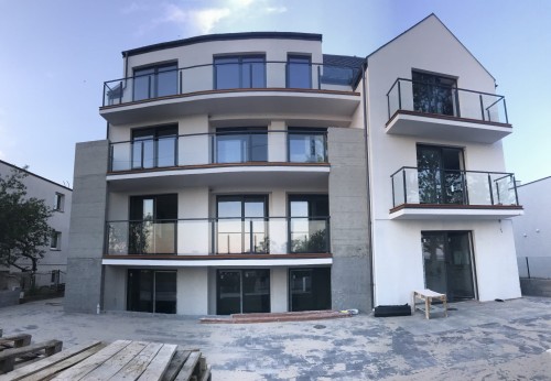 Balustrada lakierowana słupki ze szkłem w ceownikach, mocowanie na wierzch