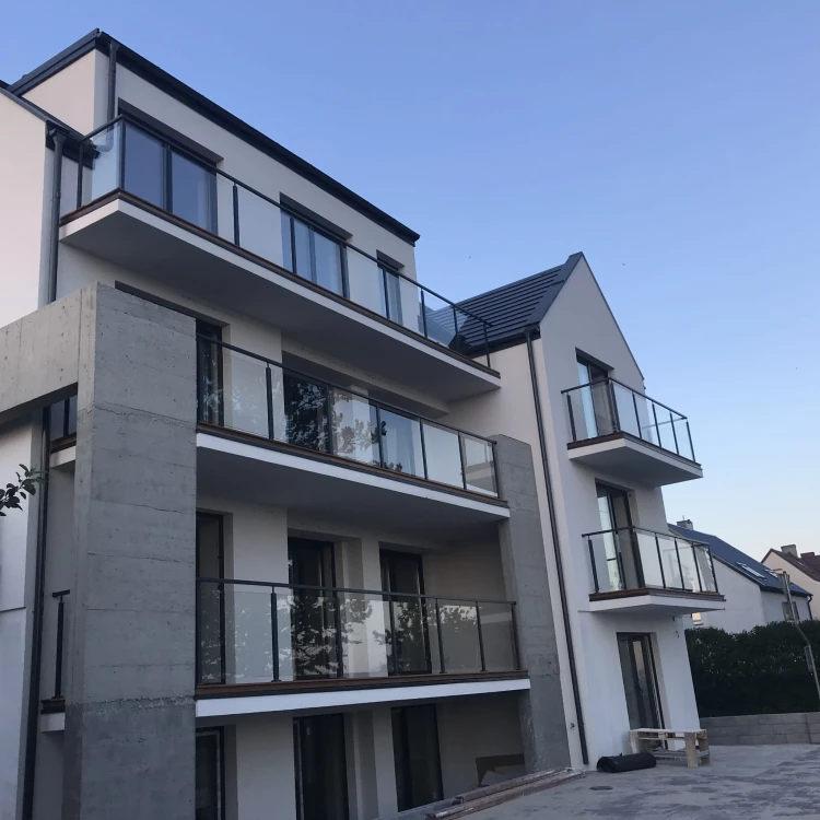 Balustrada lakierowana słupki ze szkłem w ceownikach, mocowanie na wierzch