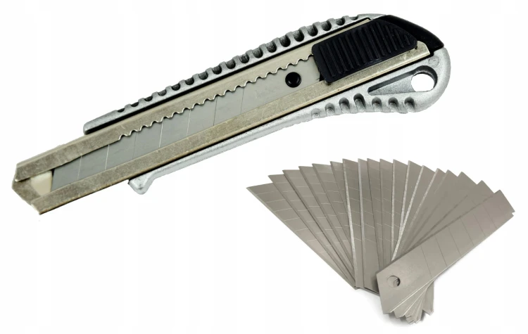 NOZ-DO-TAPET-METALOWY-NOZYK-18MM-11-OSTRZY-TAPET.jpg