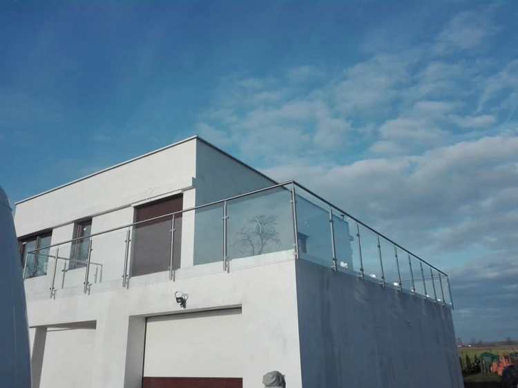Balustrada nierdzewna słupki okrągłe ze szkłem, mocowanie do boku