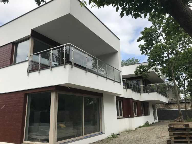 Balustrada nierdzewna słupki kwadrat ze szkłem, mocowanie do boku