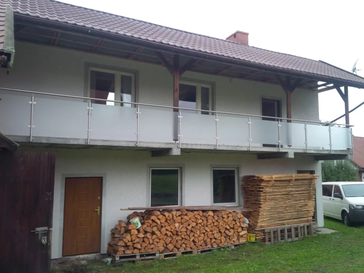Balustrada nierdzewna słupki kwadrat ze szkłem matowym, mocowanie do boku