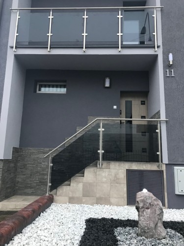 Balustrada nierdzewna słupki okrągłe ze szkłem grafit, mocowanie do boku