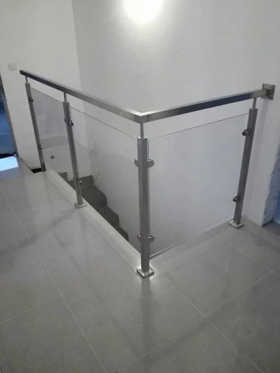 Balustrada nierdzewna słupki kwadrat ze szkłem, mocowanie na wierzch