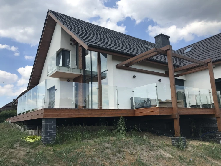 Balustrada nierdzewna słupki kwadrat ze szkłem od przodu punktowo