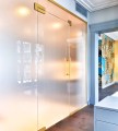 Zabudowa szklana złote okucia - szklana ściana.jpg
